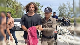 Un oficial de policía tailandés escolta al español, Daniel Sancho, bajo sospecha de asesinar y desmembrar a cirujano colombiano.