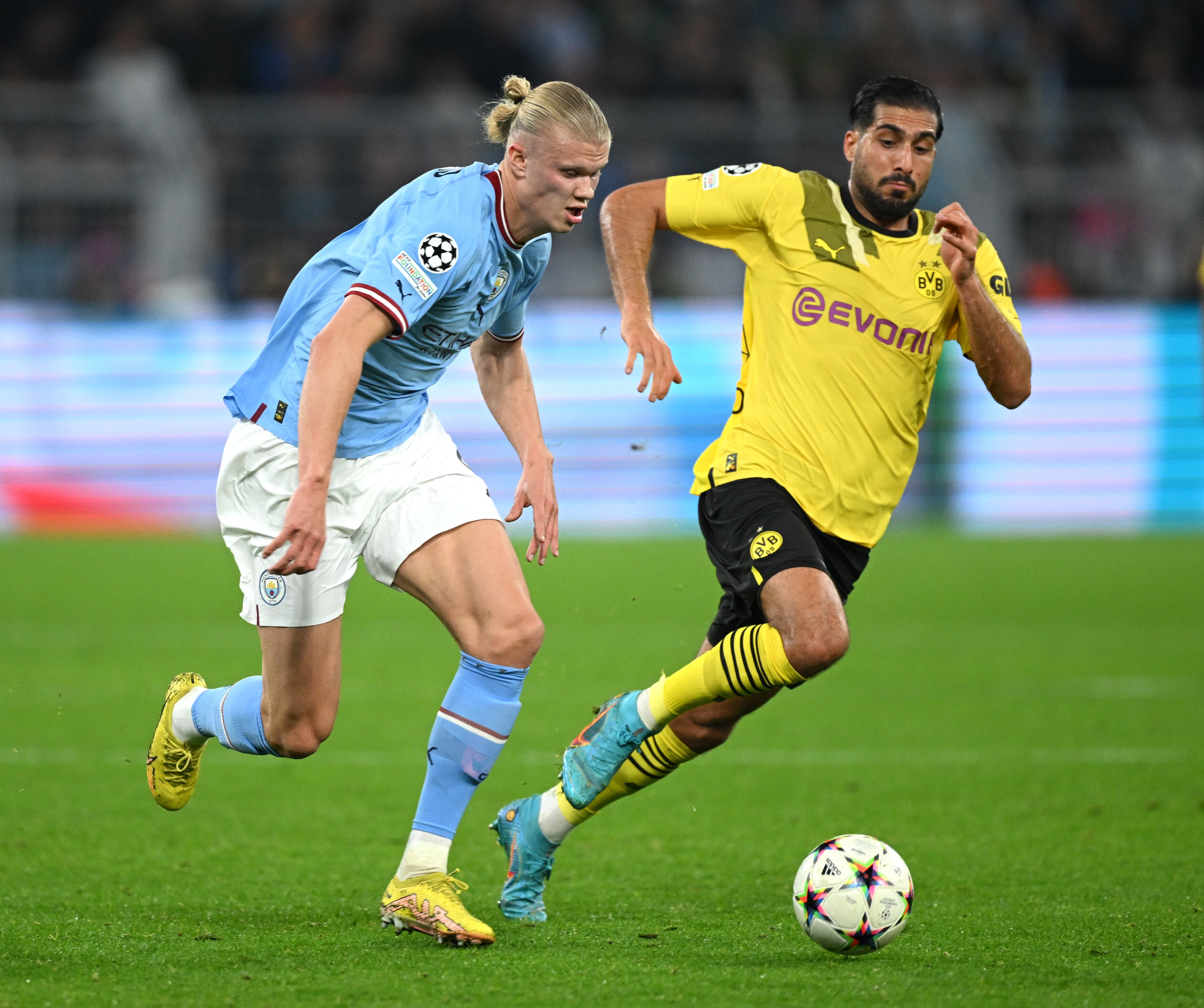 Erling Haaland en una disputa de balón con Emre Can.