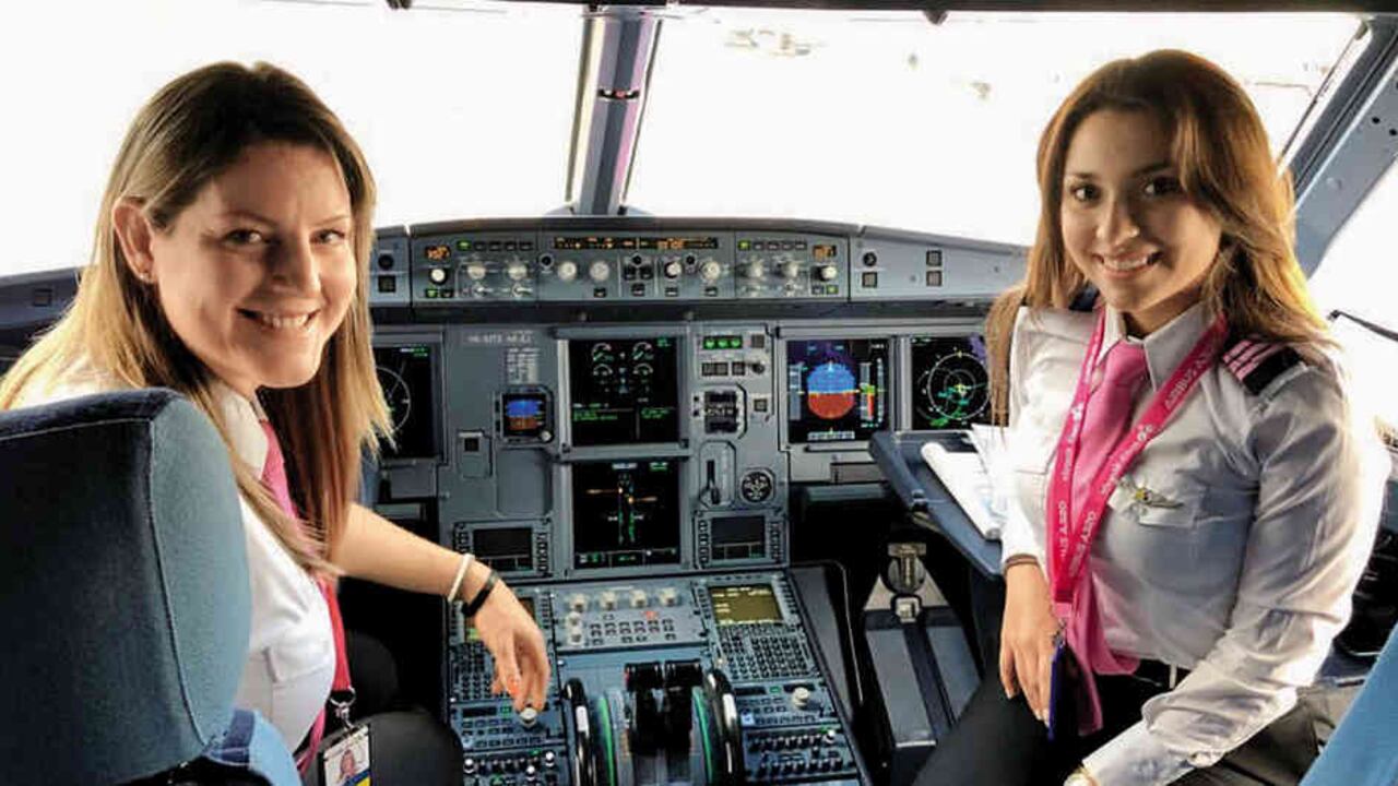 Viva Air cuenta con un total de 350 tripulantes, de los cuales más de 200 son auxiliares de vuelo femeninas y ocho mujeres en cargo de piloto y copiloto.
