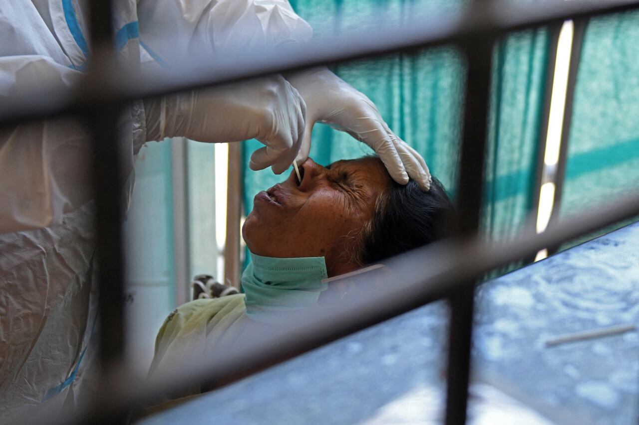 Un trabajador de salud recolecta una muestra para covid-19 en Amritsar, India, 18 de abril