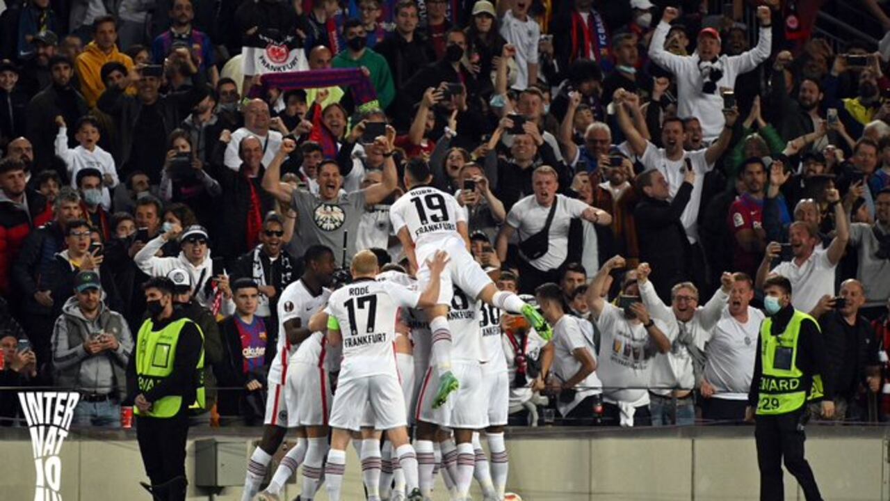 Al menos 30.000 hinchas del Frankfurt estuvieron en la clasificación de su equipo en Barcelona. Foto: Twitter Oficial Eintracht Frankfurt.