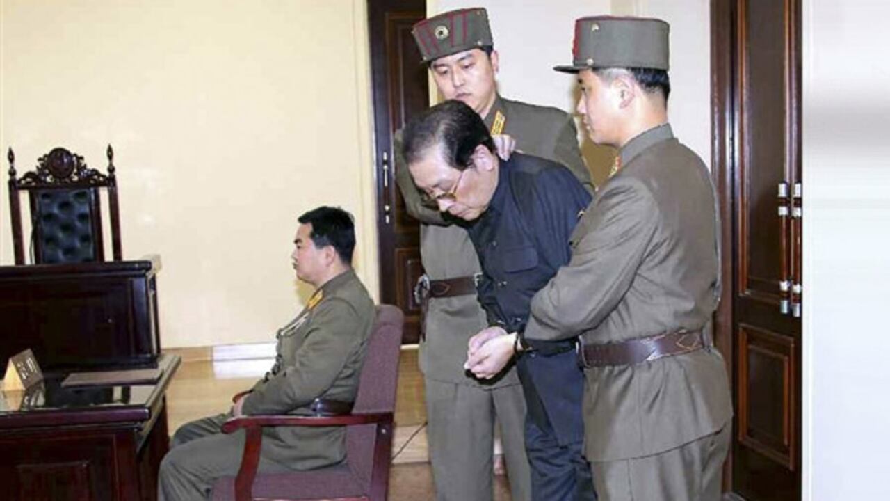 Jang Song Thaek, atado de pies y manos durante el juicio.