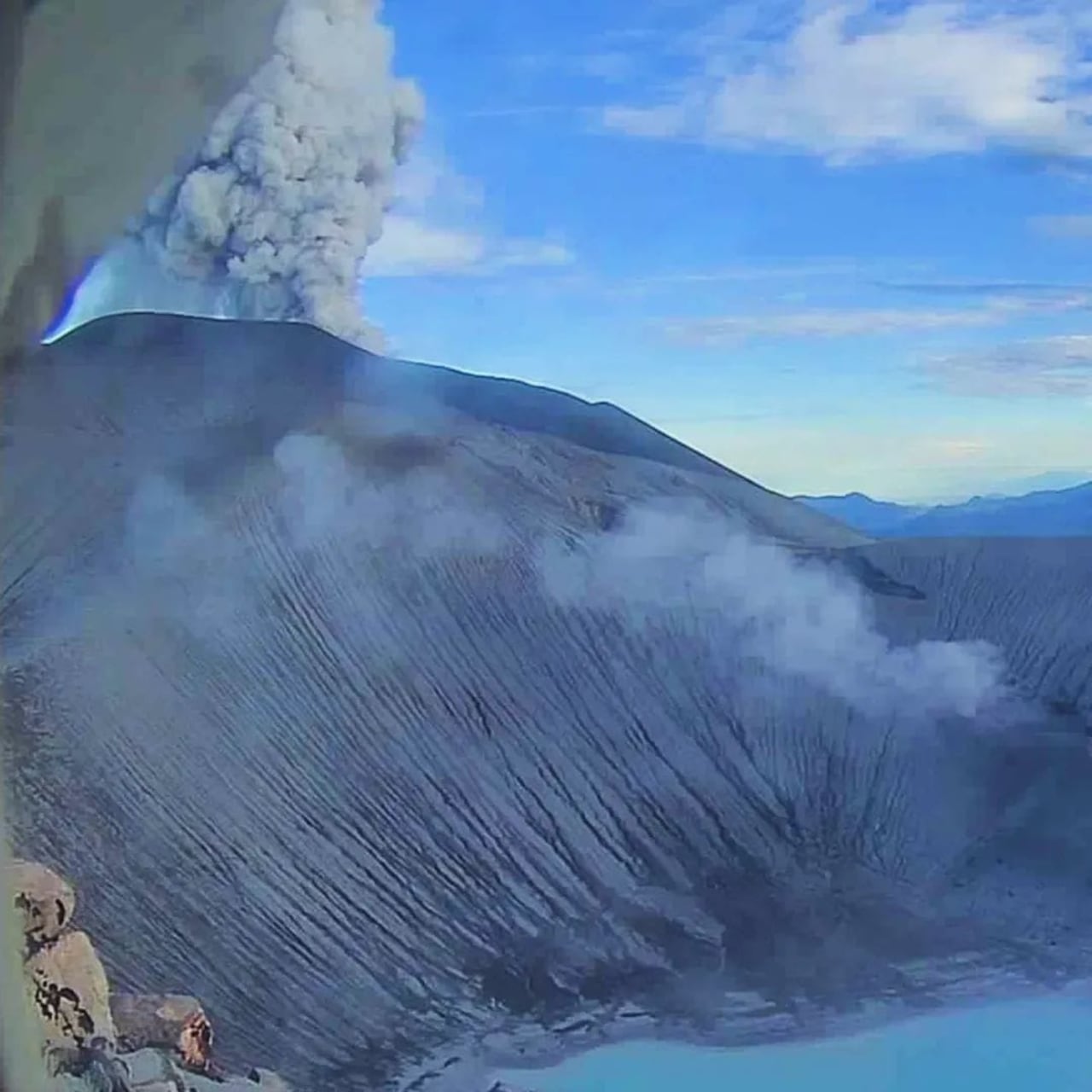 El SGC y las autoridades de Puracé les recomendó a las comunidades aledañas al volcán no acercarse a la zona del cráter debido al riesgo de exposición a gases o emisiones de ceniza.