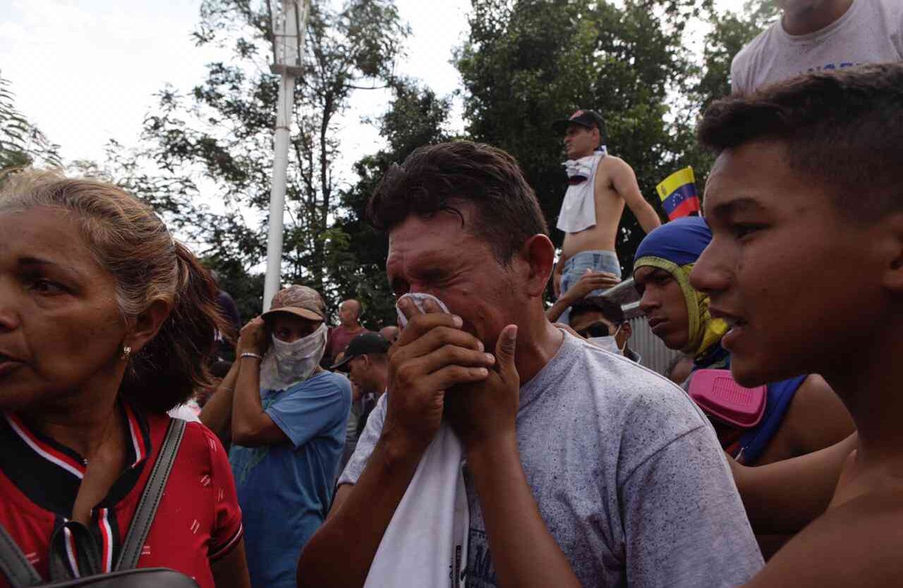 Un hombre llora ante el desorden y caos que se presenta. Ayuda humanitaria se ha perdido por las llamas. Foto: Diana Rey Melo SEMANA