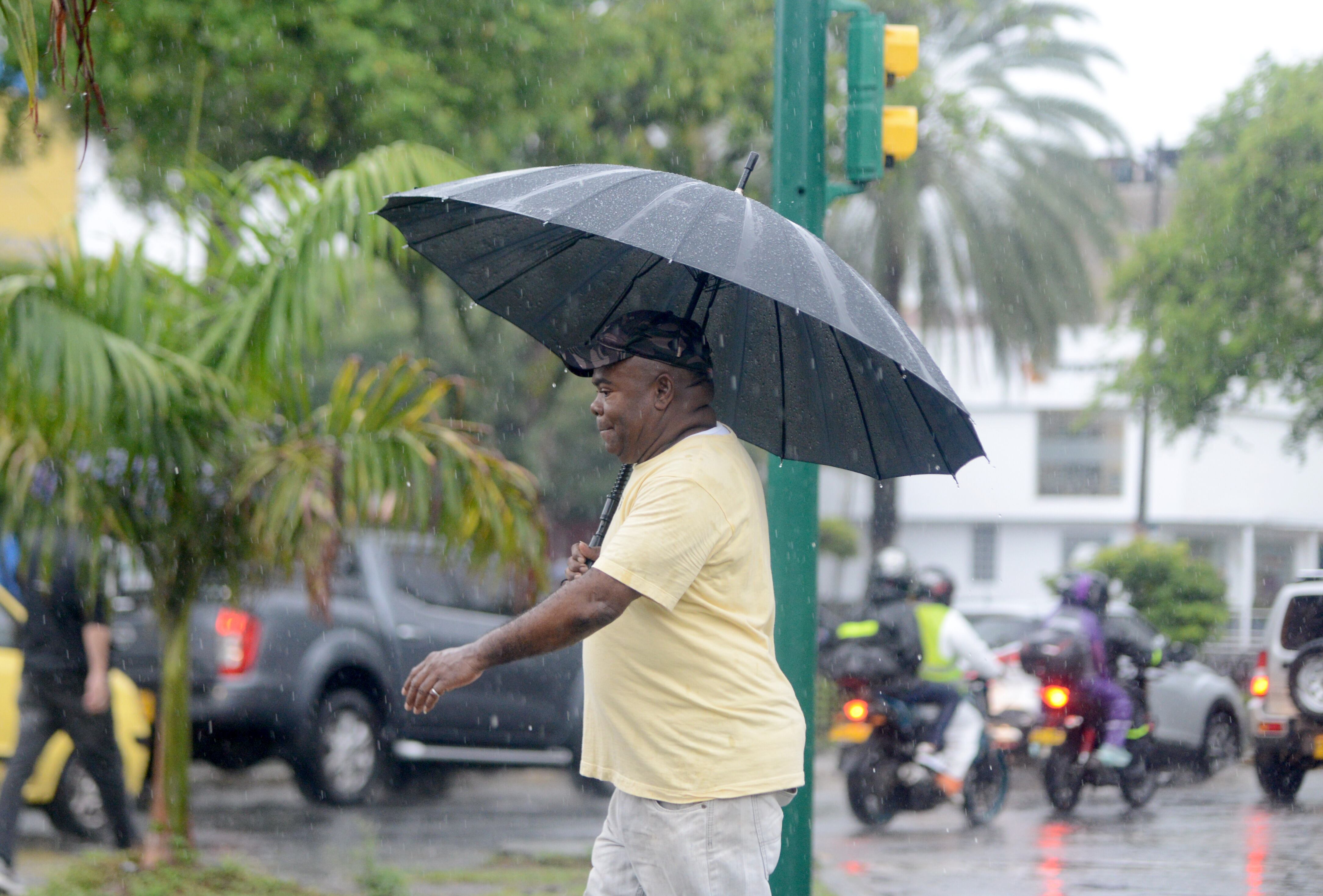 Cali pasada por lluvias durante el inicio de semana, con  un intenso aguacero amaneció la capital del Valle del Cauca,  desde las primeras horas del día