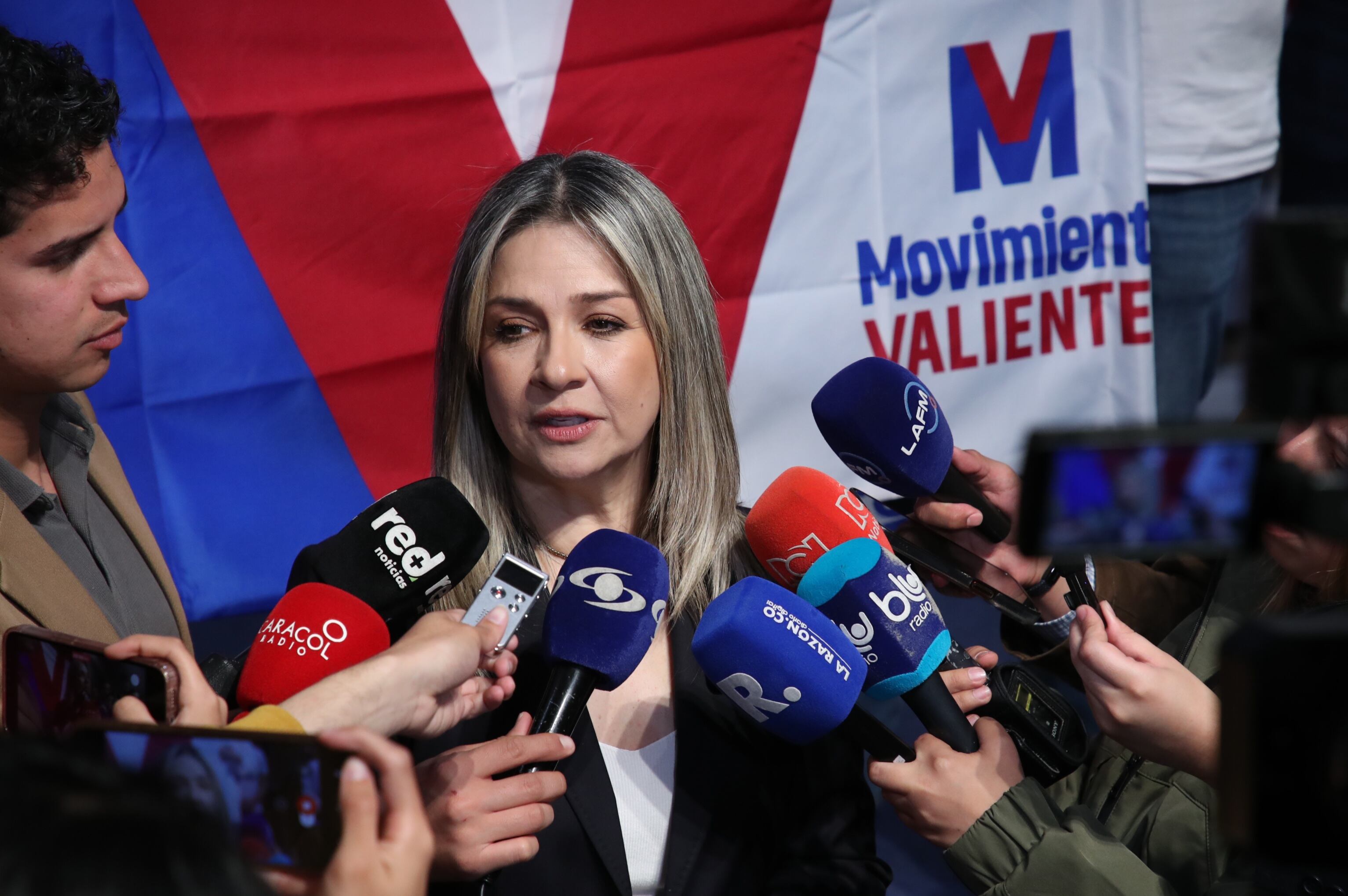 Rueda de prensa precandidata presidencial Vicky Dávila, en la entrega de firmas a la Registraduria.