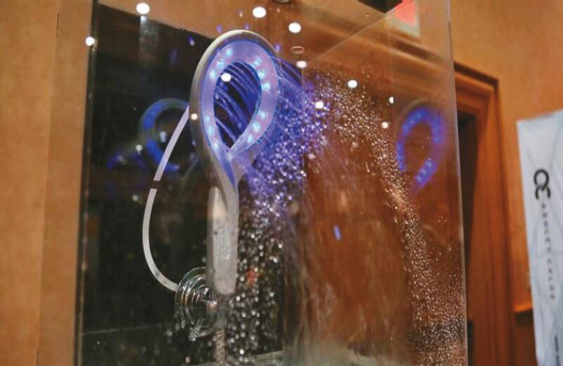 Ducha inteligente (2017) El cabezal de la ducha Hydrao First cambiará de color según el nivel de consumo de agua y todo se sincronizará por medio de una aplicación en el celular.  Cuesta 99 dólares. 