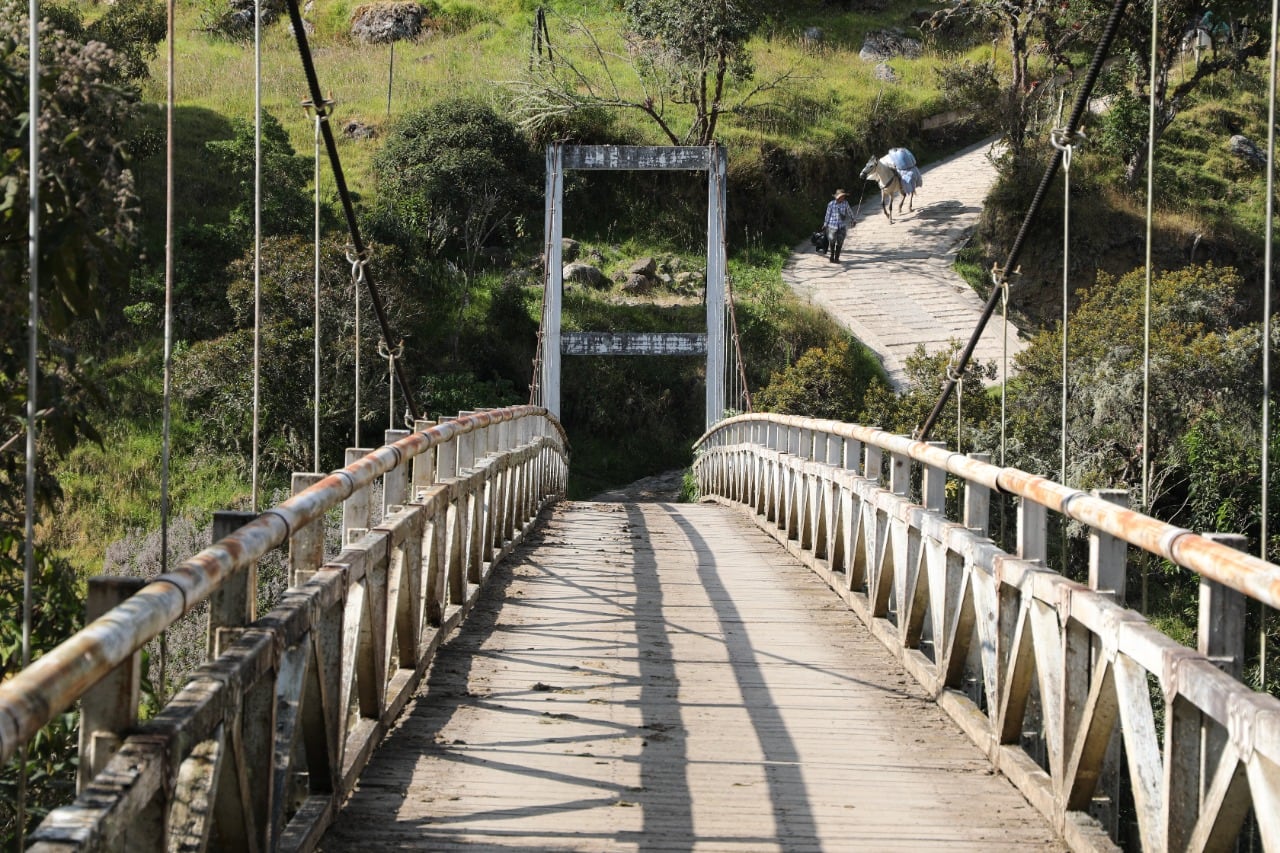 Puente peatonal de la vereda Nazareth que conduce a la vereda Los Ríos.