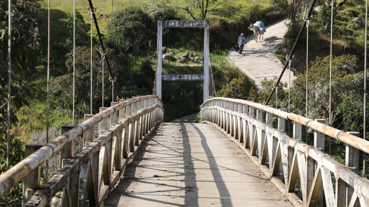Puente peatonal de la vereda Nazareth que conduce a la vereda Los Ríos.