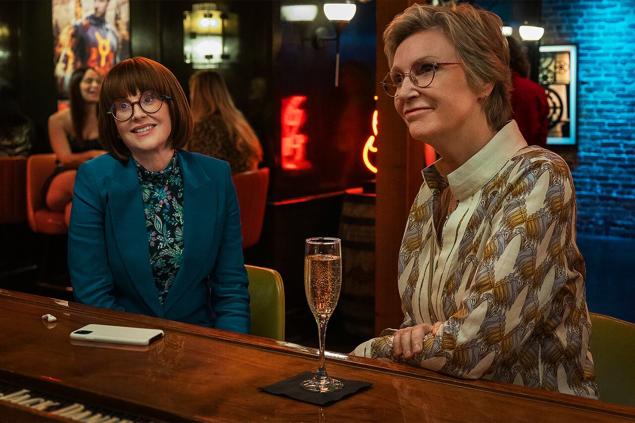 Megan Mullally (Lydia Dunfree) y Jane Lynch (Constance Carmell), dos mujeres con registros humorísticos característicos que siempre es entretenido ver en pantalla.