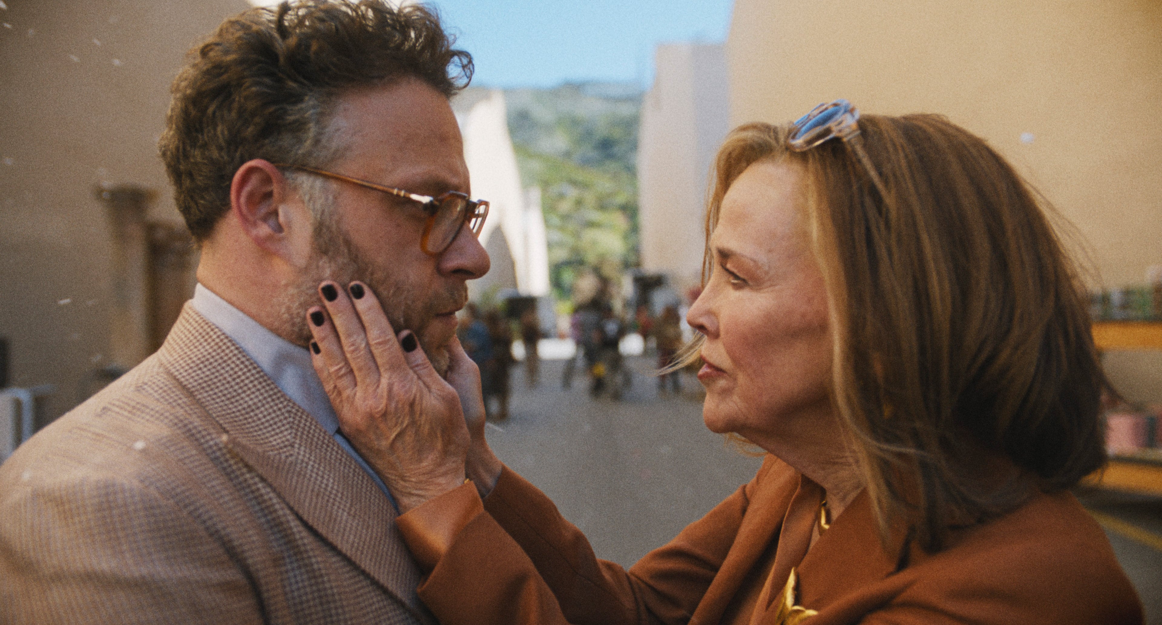 Seth Rogen y Catherine O’Hara en “El estudio”, disponible en Apple TV+.