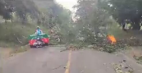 Bloqueo a la vía Caloto - Santander de Quilichao tras invasión a hacienda Japio.