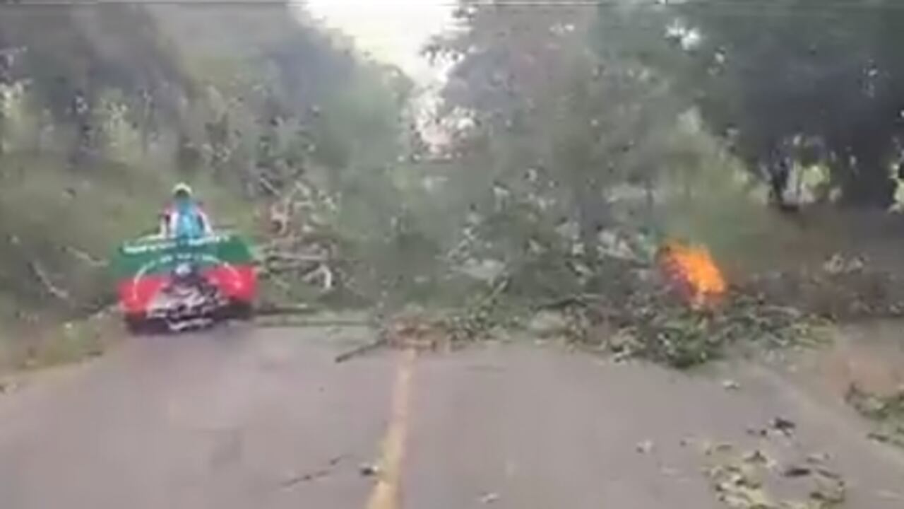 Bloqueo a la vía Caloto - Santander de Quilichao tras invasión a hacienda Japio.