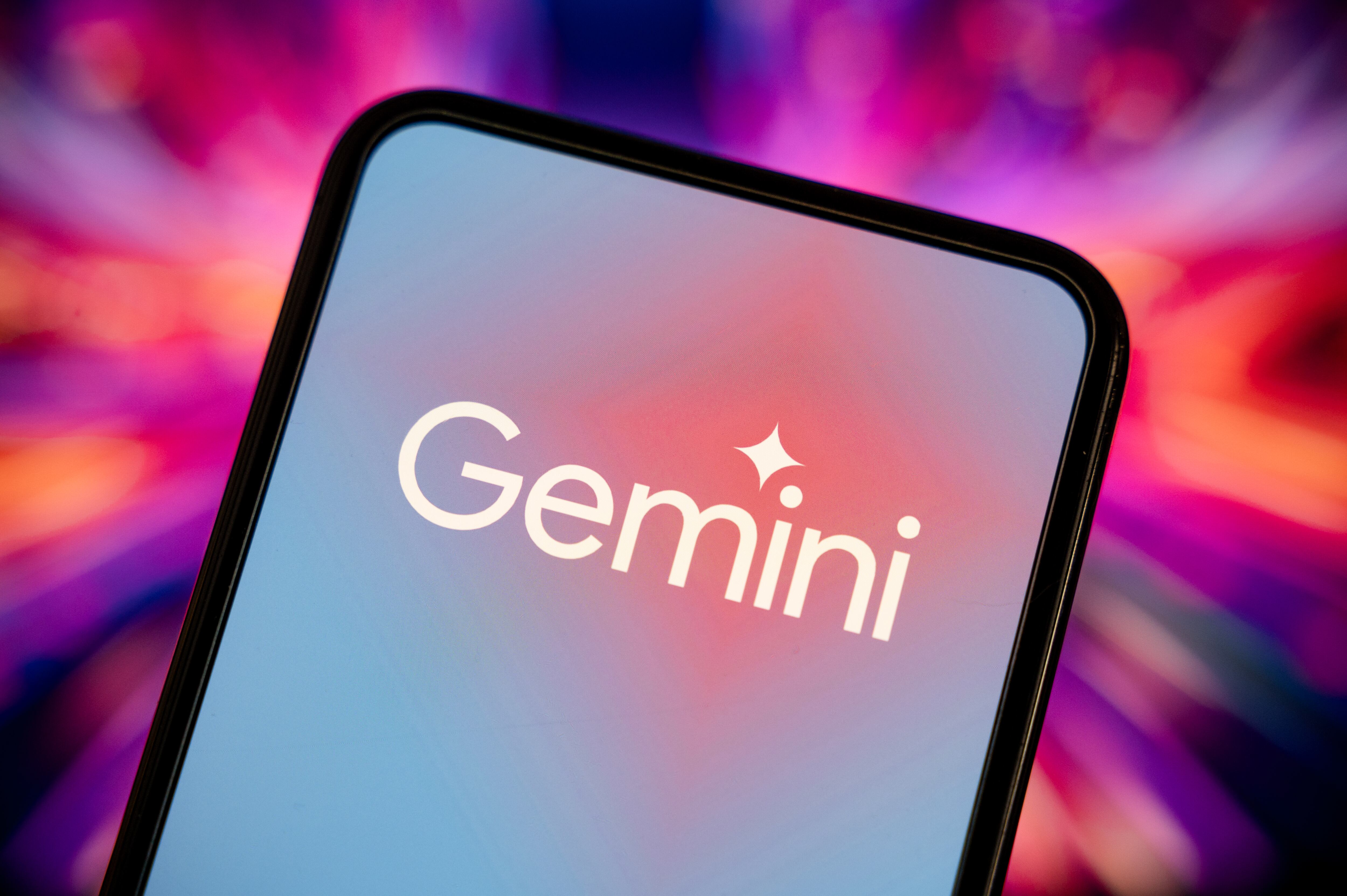 Gemini de Google, como IA alternativa a ChatGPT, se integrará en Apple Intelligence.