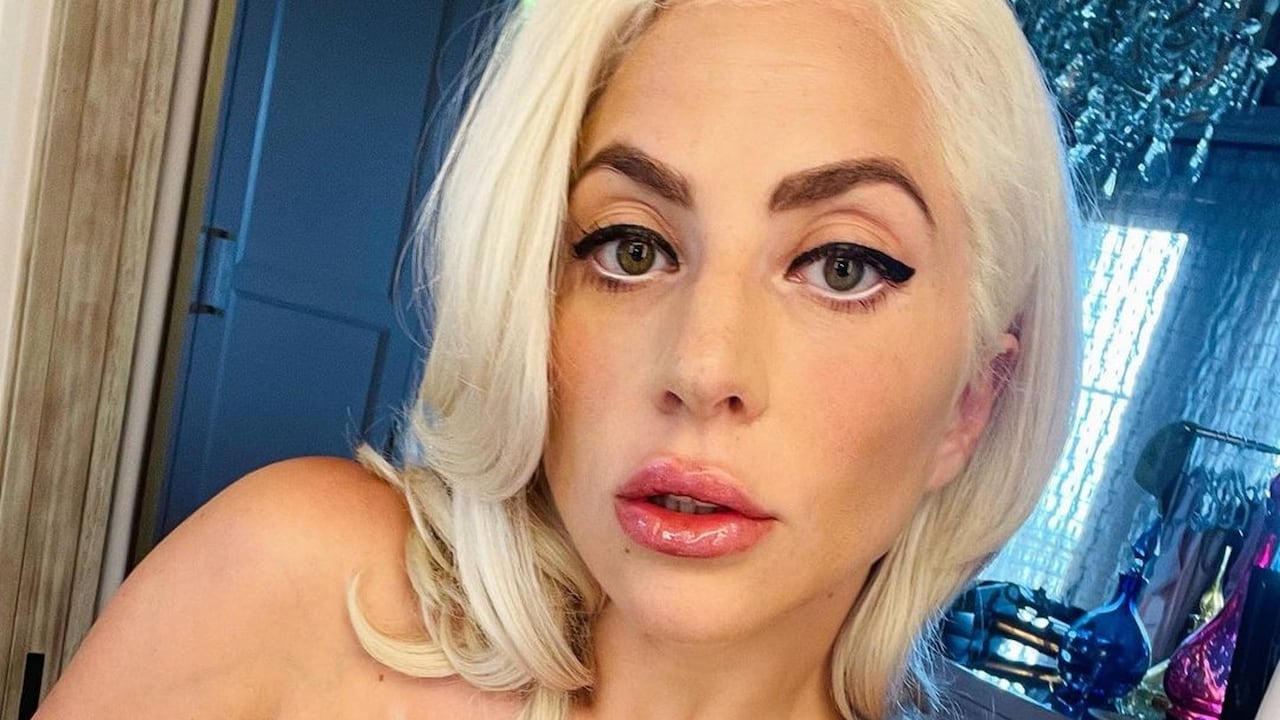 Lady Gaga se dejó ver al natural en los Premios Óscar.