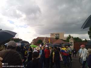 Manifestantes protestan frente a la casa de Gustavo Petro en Chía.