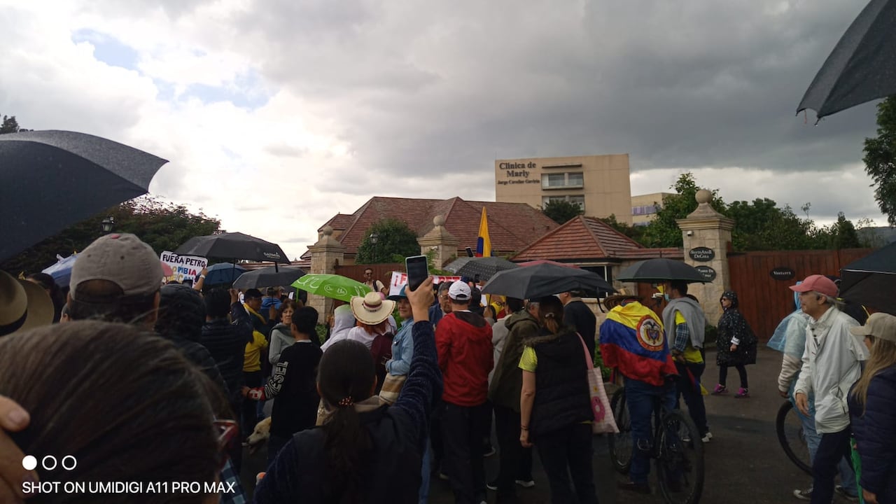 Manifestantes protestan frente a la casa de Gustavo Petro en Chía.