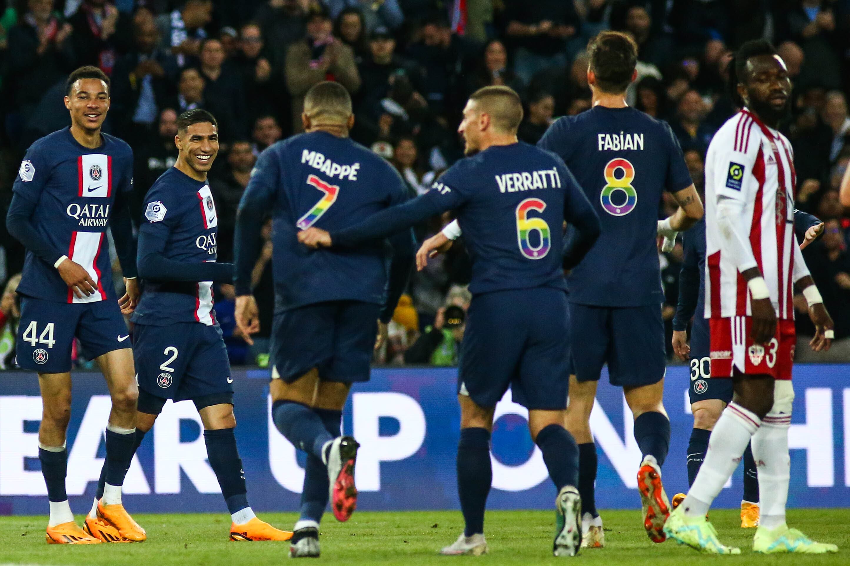 Jugadores del PSG en medio de una campaña contra la homofobia.