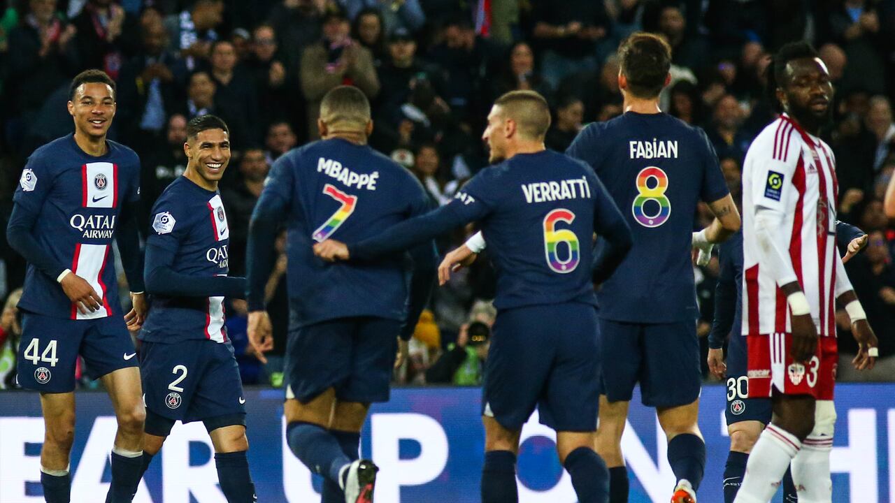 Jugadores del PSG en medio de una campaña contra la homofobia.