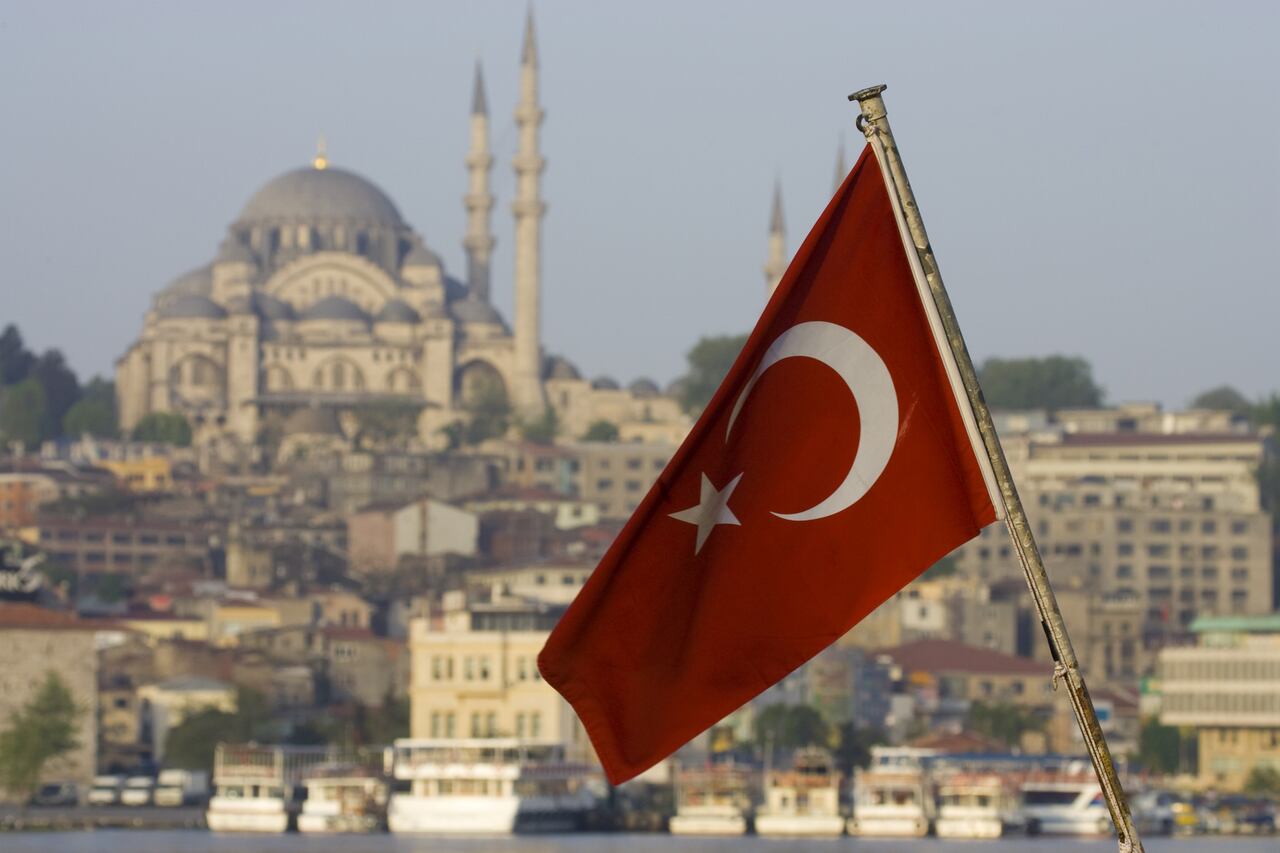 El Bósforo, también conocido como estrecho de Estambul, atrás de la bandera de Turquía