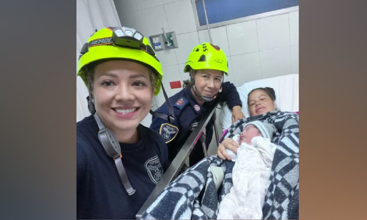 La mujer describió que sintió dolores de parto durante el concierto, por lo que buscó acudir al baño de una tienda cercana, y una vez allí se dio cuenta que el bebé estaba por nacer, así que 'pujó'.