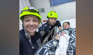 La mujer describió que sintió dolores de parto durante el concierto, por lo que buscó acudir al baño de una tienda cercana, y una vez allí se dio cuenta que el bebé estaba por nacer, así que 'pujó'.