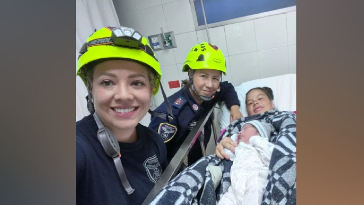 La mujer describió que sintió dolores de parto durante el concierto, por lo que buscó acudir al baño de una tienda cercana, y una vez allí se dio cuenta que el bebé estaba por nacer, así que 'pujó'.