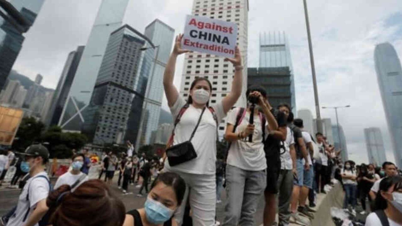 Los manifestantes protestan contra una mayor injerencia en Pekín en sus asuntos. Foto: Reuters/BBC
