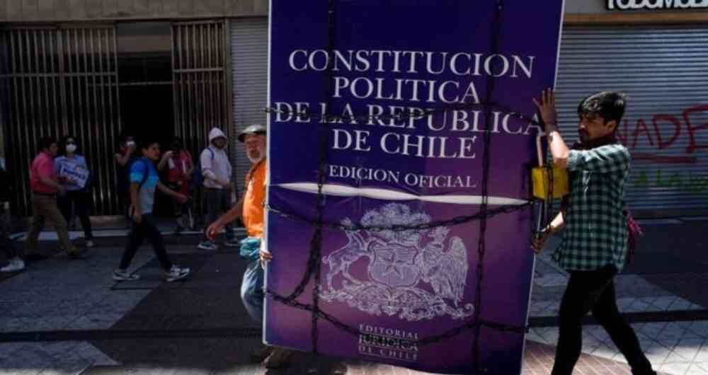 La redacción de una nueva Constitución es una de las principales demandas de los manifestantes.