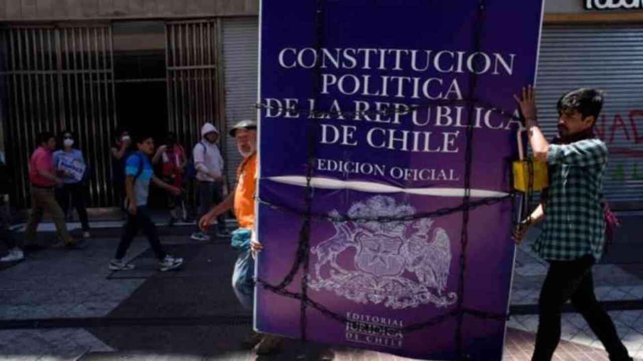 La redacción de una nueva Constitución es una de las principales demandas de los manifestantes.