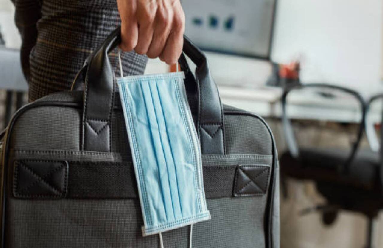 Países como Estados Unidos le apuestan a reducir cuarentenas para limitar ausentismo laboral ante avance de ómicron.