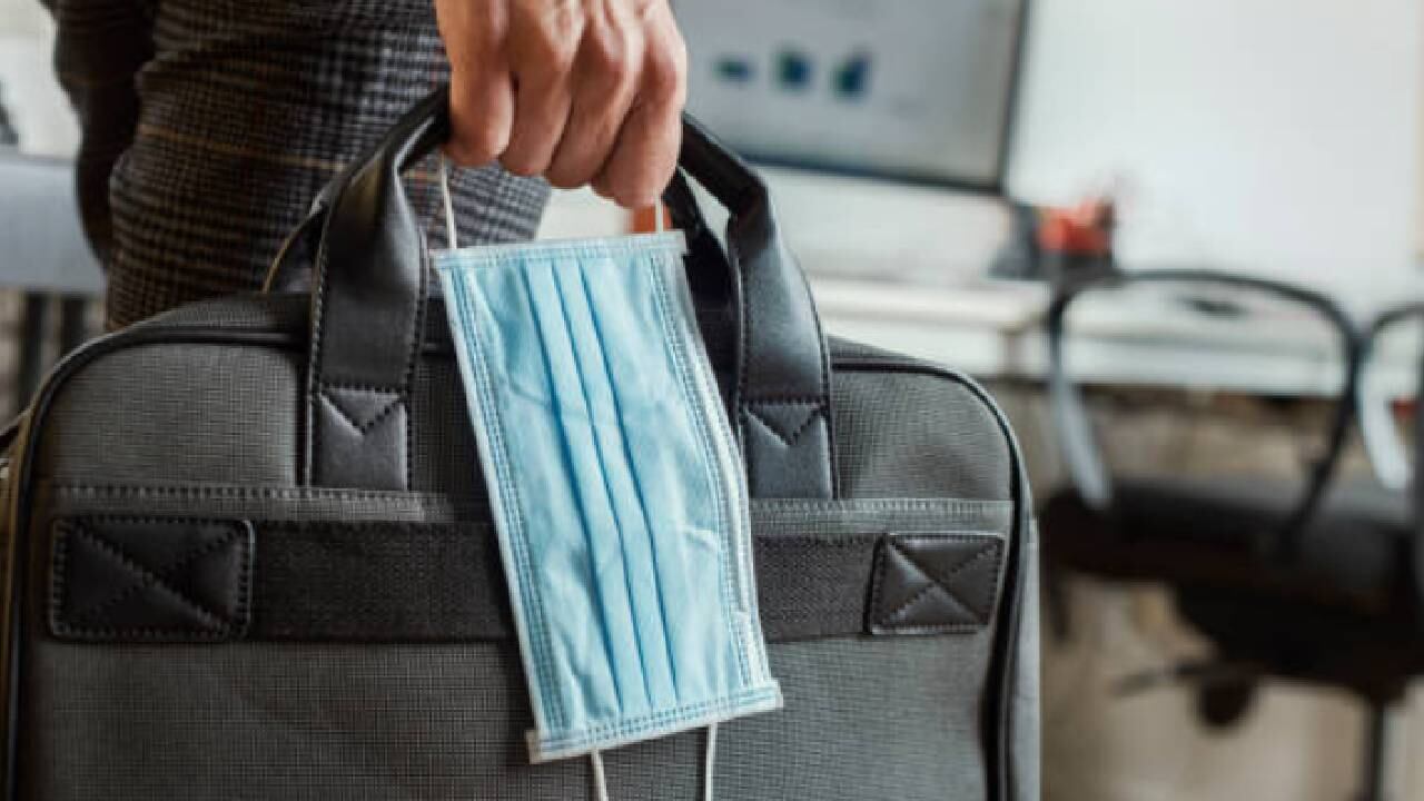 Países como Estados Unidos le apuestan a reducir cuarentenas para limitar ausentismo laboral ante avance de ómicron.