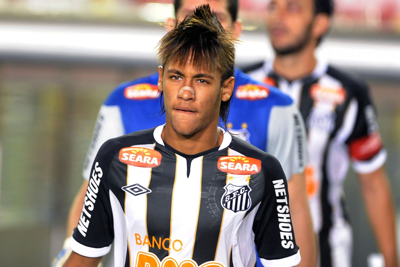 PORTO ALEGRE, BRAZIL - APRIL 04: Neymar, from of Santos during a match between Internacional and Santos at Beira Rio stadium as part of the Copa Libertadores 2012 on April 04, 2012 in Porto Alegre, Brazil. (Photo by Edu Andrade/LatinContent via Getty Images)