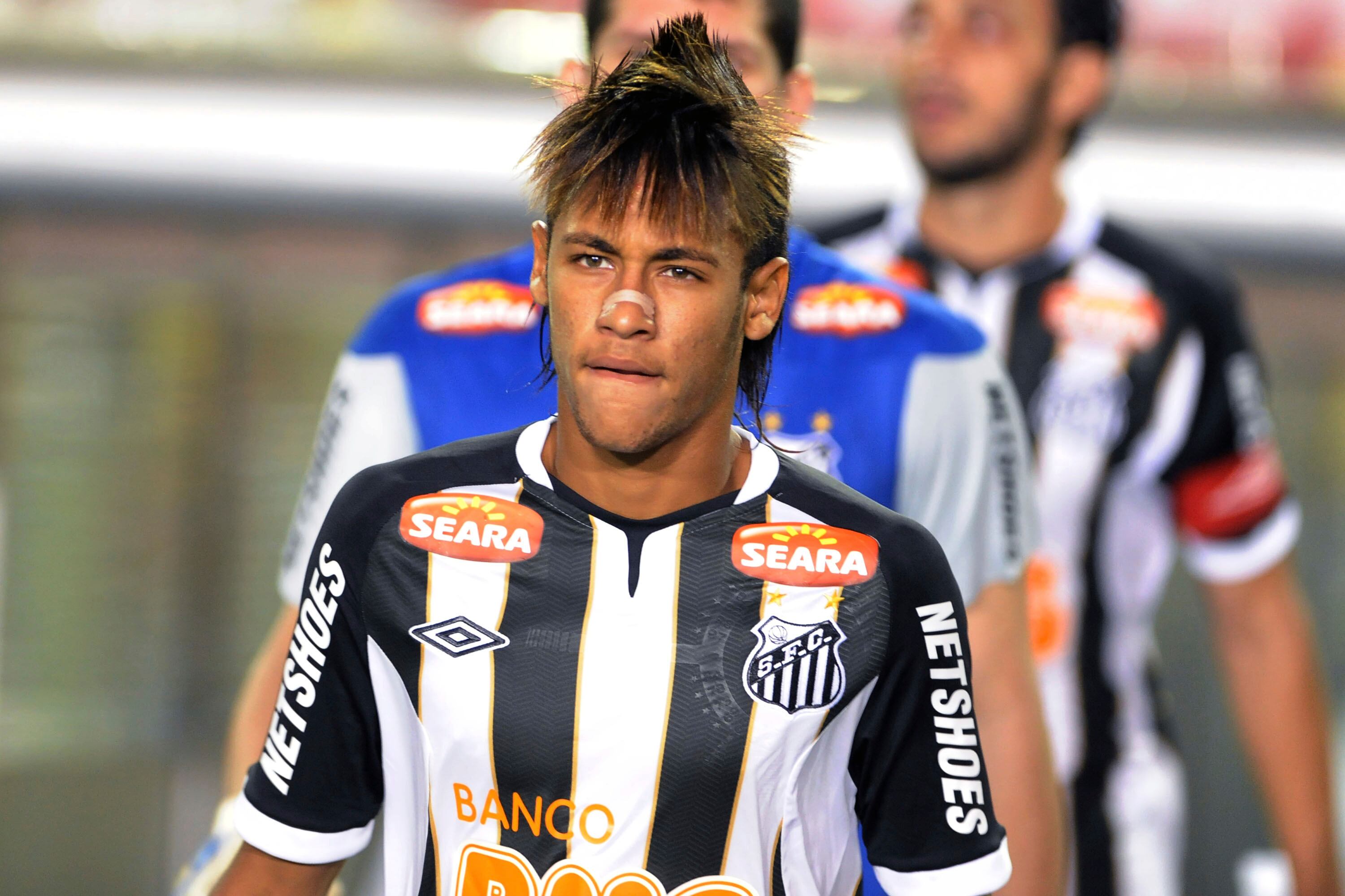PORTO ALEGRE, BRAZIL - APRIL 04:  Neymar, from of Santos during a match between Internacional and Santos at Beira Rio stadium as part of the Copa Libertadores 2012 on April 04, 2012 in Porto Alegre, Brazil. (Photo by Edu Andrade/LatinContent via Getty Images)