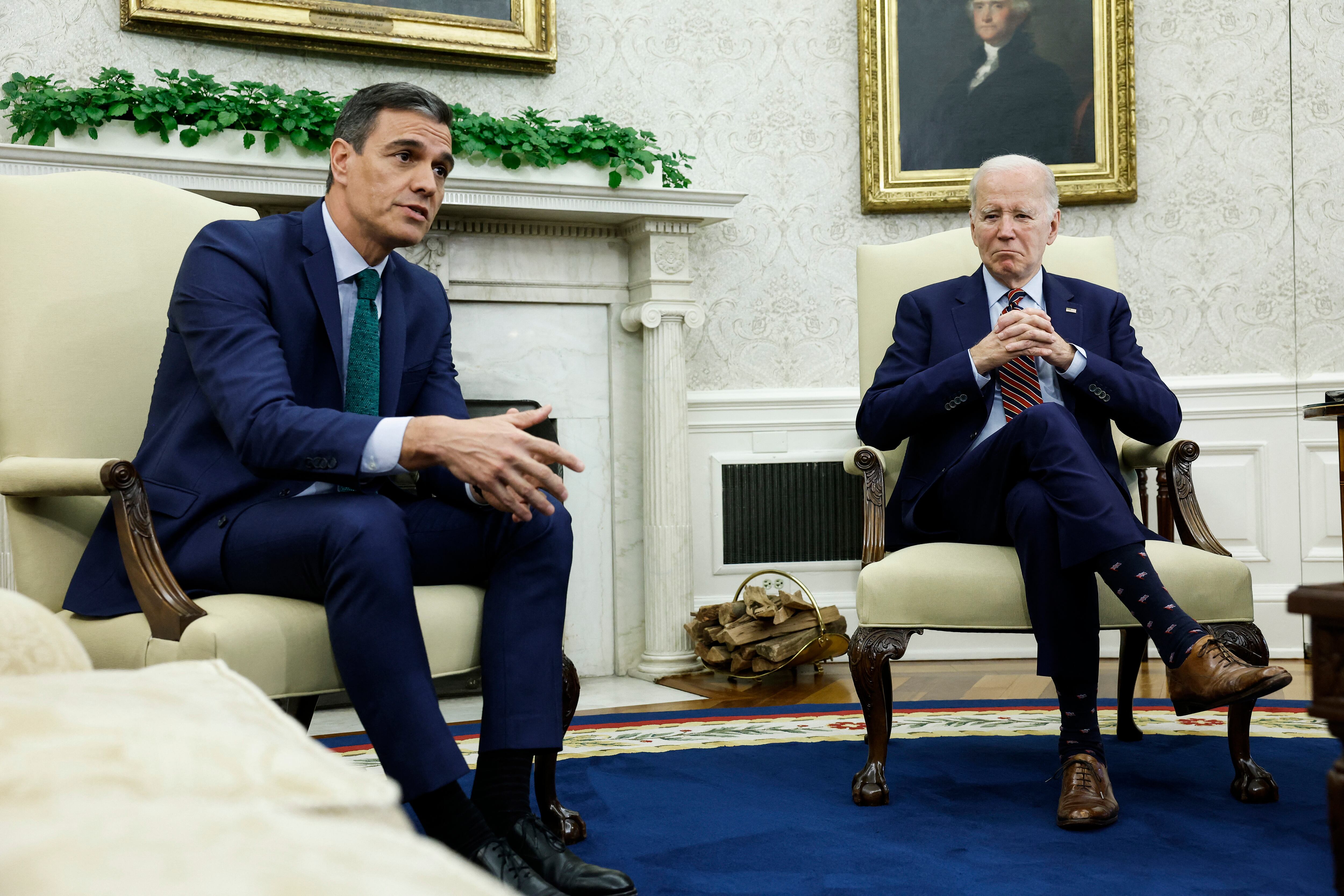 Joe Biden se reunió con el jefe del gobierno español este viernes 12 de mayo. Foto: AFP.