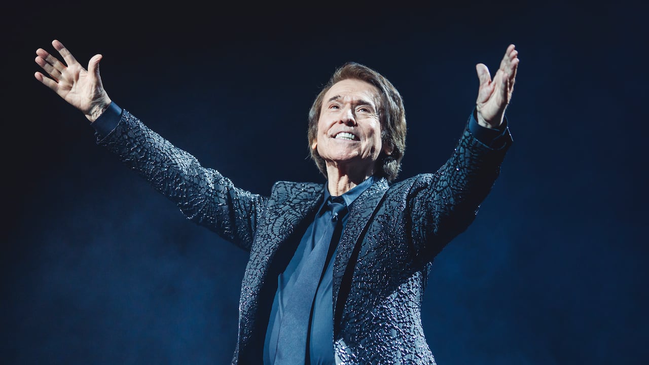 Raphael fue hospitalizado tras sufrir un accidente cerebrovascular.