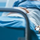 El joven tuvo que ser sometido a una cirugía y permanece con pronóstico reservado.