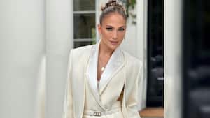 Jennifer López tiene el secreto infalible para tener una piel de porcelana. Foto: Instagram @jlo.