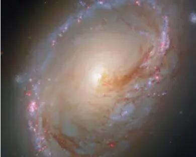 La imagen del Hubble muestra la galaxia espiral Messier 96 con una apariencia asimétrica.