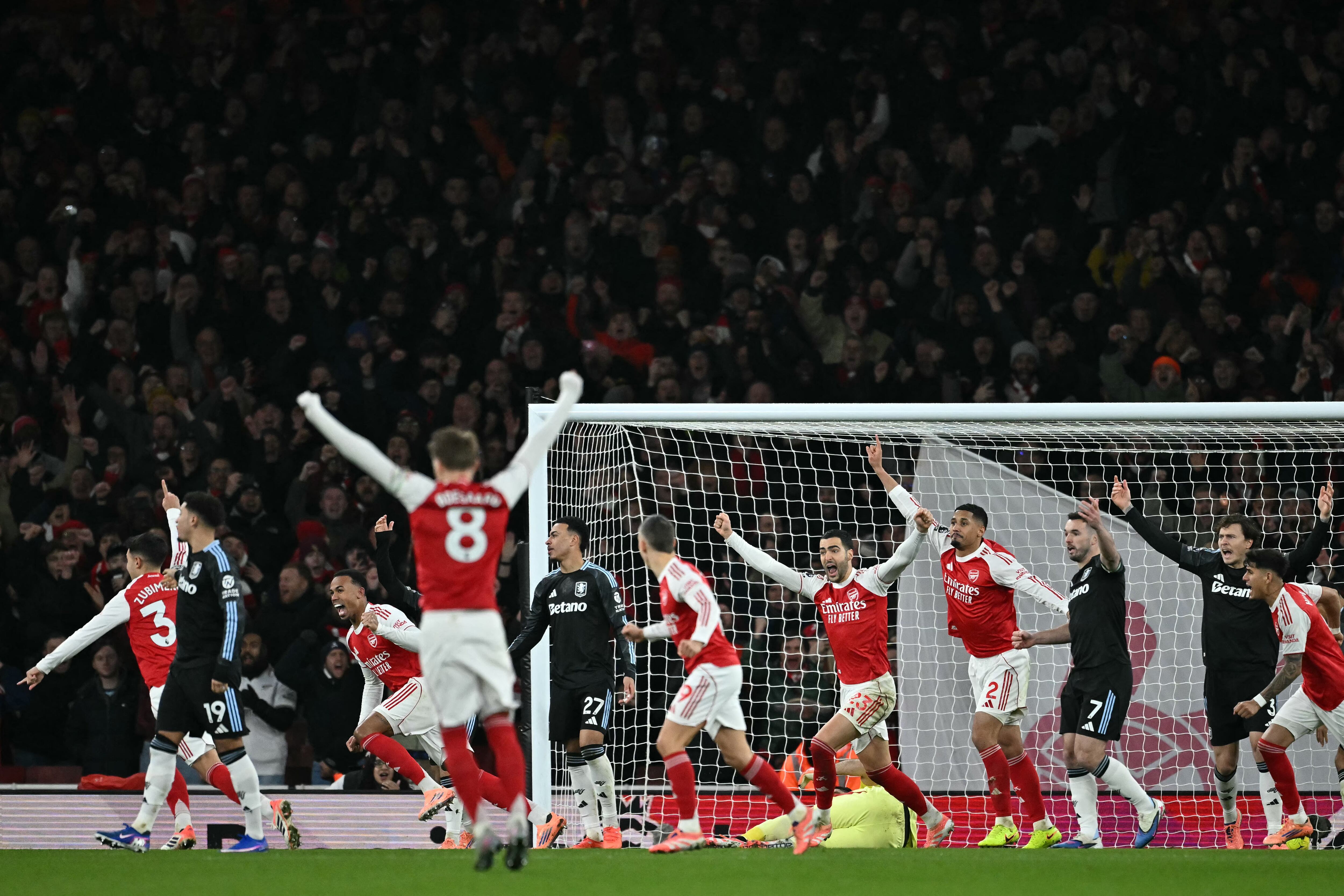 El defensa brasileño del Arsenal, Gabriel Magalhaes (3i), celebra con sus compañeros el primer gol del equipo durante el partido de la Premier League inglesa entre el Arsenal y el Aston Villa en el Emirates Stadium de Londres, el 30 de diciembre de 2025. (Foto: Ben STANSALL / AFP)