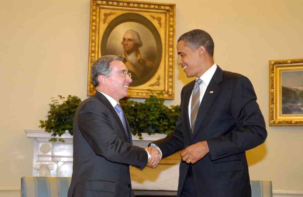 El presidente de Colombia, Álvaro Uribe, (2002-2010) con el presidente de Estados Unidos, Barack Obama (2009-2017). El encuentro se realizó el 29 de junio de 2009 y allí ambos mandatarios tuvieron la oportunidad de hablar del TLC que estaba en su recta final. "Tengo confianza en que vamos a llegar a un buen acuerdo que beneficie a Colombia y Estados Unidos", expresó Obama. 
