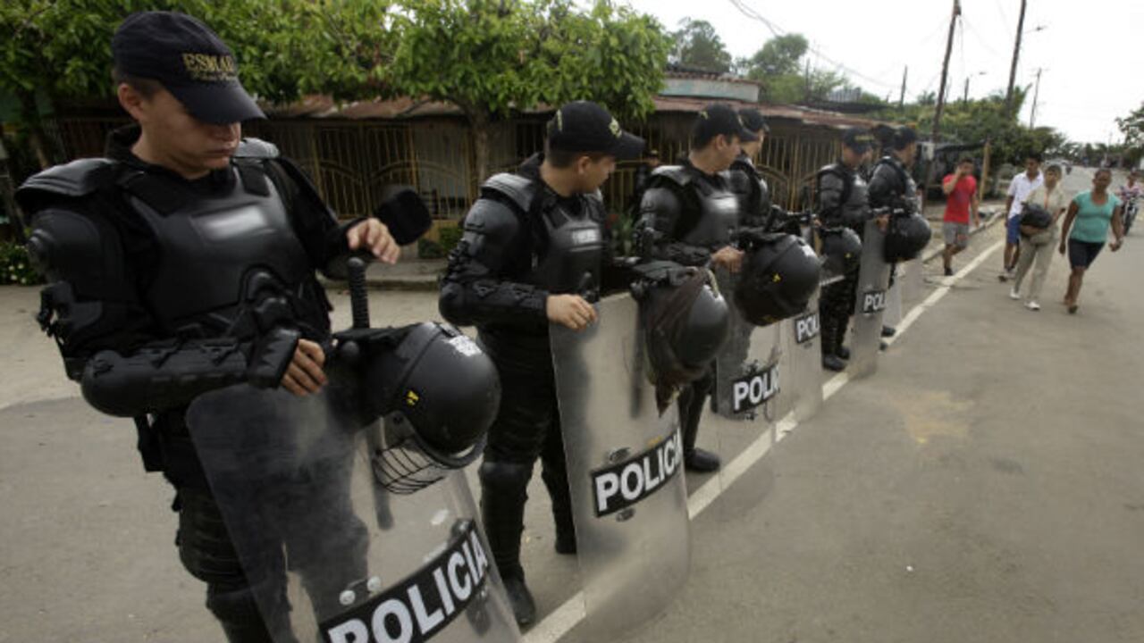 Estos policías del Escuadrón Móvil Antidisturbios (ESMAD) hacen parte del equipo que está en Tibú por las protestas de los campesinos.