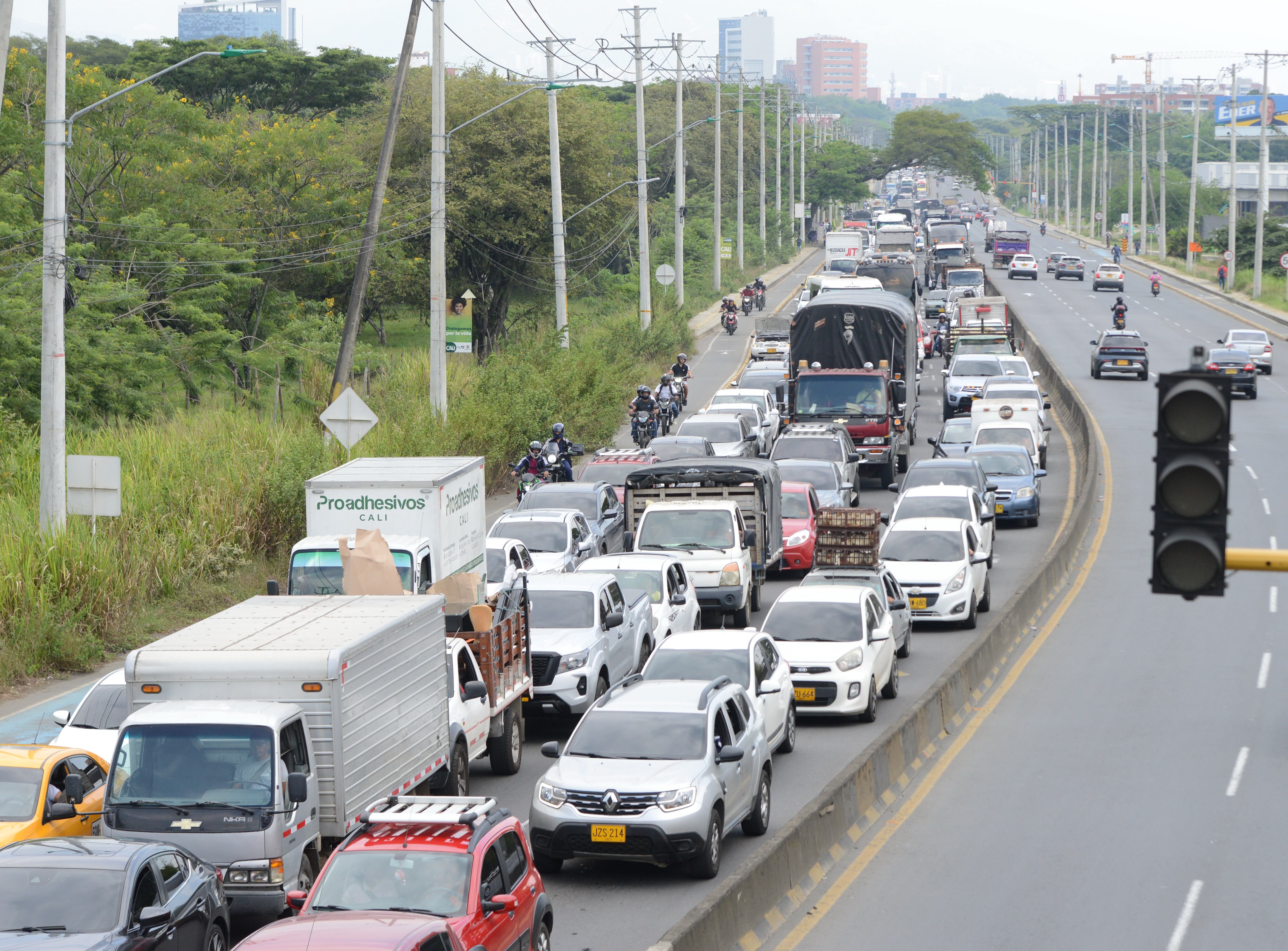 Cali: Bloqueo en la vía Panamericana Cali Jamundí en la cr 125 con cll 25, por desplazados y comunidades indígenas, exigiendo la presencia del presidente Gustavo Petro o la vice presidenta para solucionar sus problemas de tierra. foto José L Guzmán. El País, sept 9-23