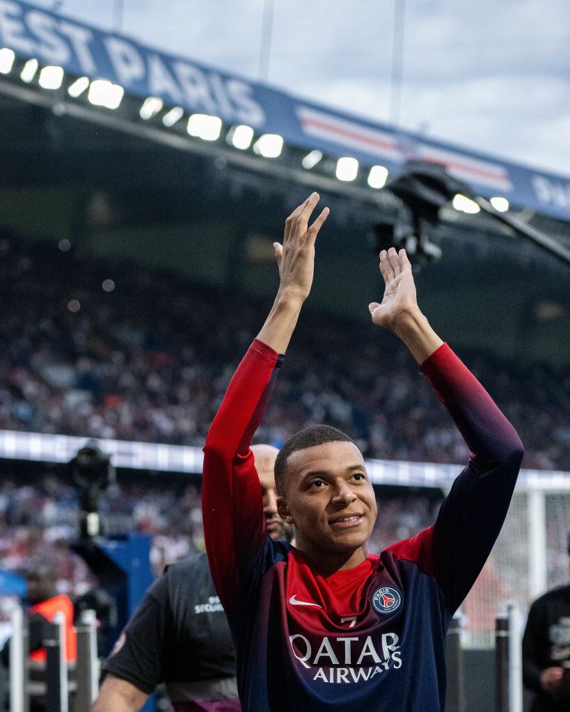 Kylian Mbappe del Paris Saint-Germain reacciona durante la ceremonia del trofeo de Campeones de Francia después del partido Ligue 1 Uber Eats entre el Paris Saint-Germain y el Toulouse FC en el Parque de los Principes.