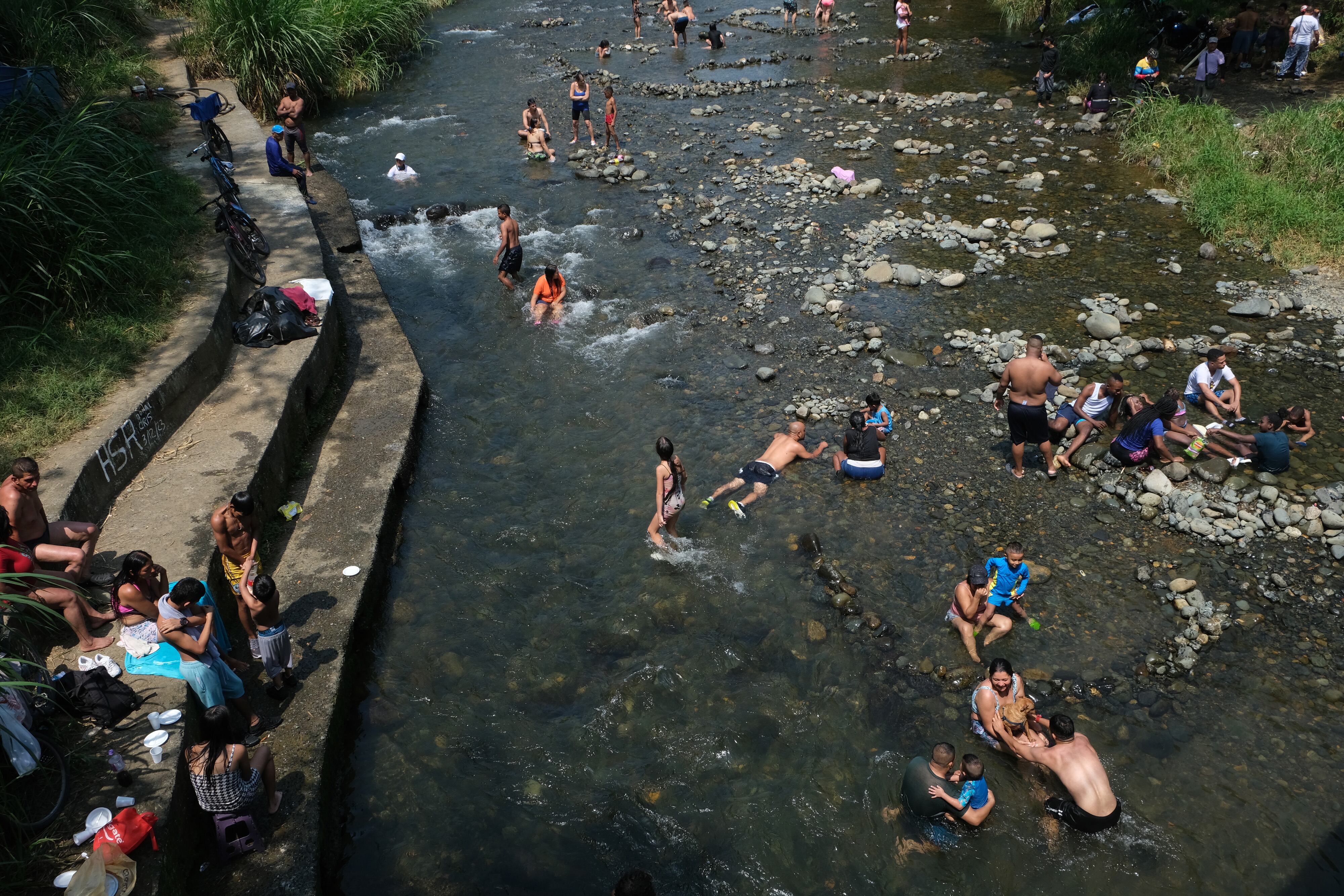 El río Pance fluye a lo largo del lado sur de Cali, Colombia y es un lugar popular para los lugareños para actividades recreativas y de ocio y es uno de los únicos ríos de la ciudad que no está contaminado y donde la gente todavía puede nadar.