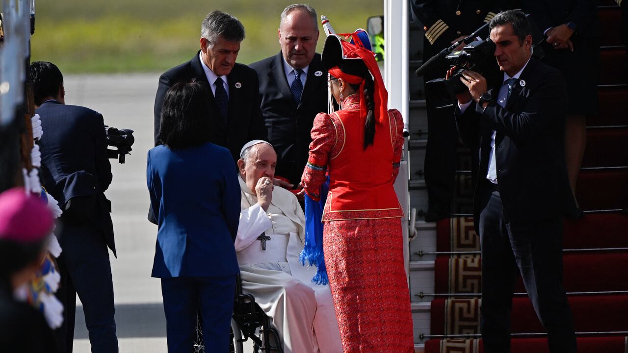 El Papa Francisco es recibido en el aeropuerto internacional Chinggis Khaan de Ulán Bator el 1 de septiembre de 2023. (Foto de Pedro PARDO / AFP)