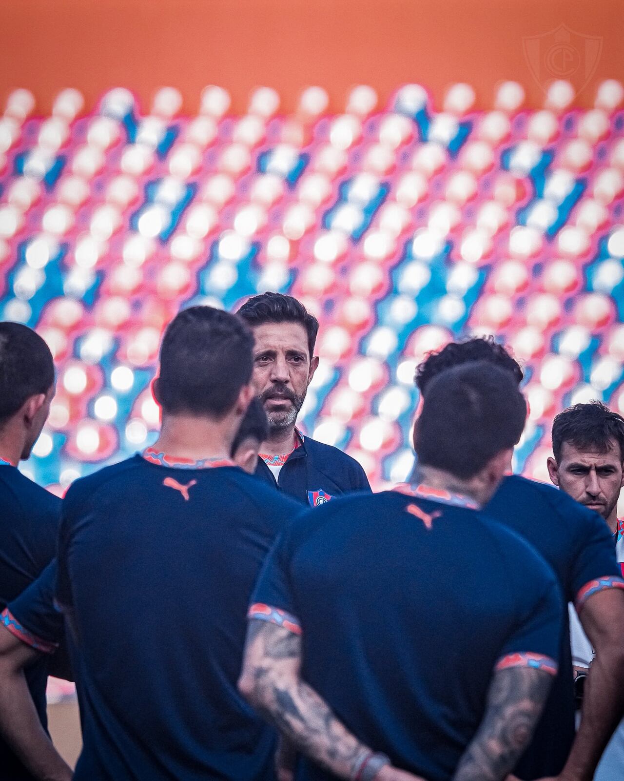 Jorge Bava dirigiendo su primer entrenamiento en Cerro Porteño.