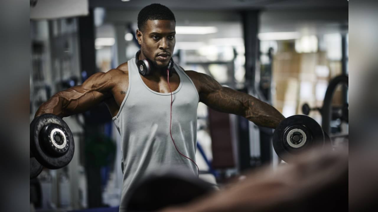 Expertos del portal Healthline recomiendan levantar pesas de 3 a 4 veces por semana. Foto: GettyImages.