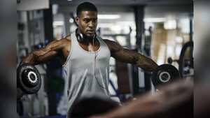 Expertos del portal Healthline recomiendan levantar pesas de 3 a 4 veces por semana. Foto: GettyImages.