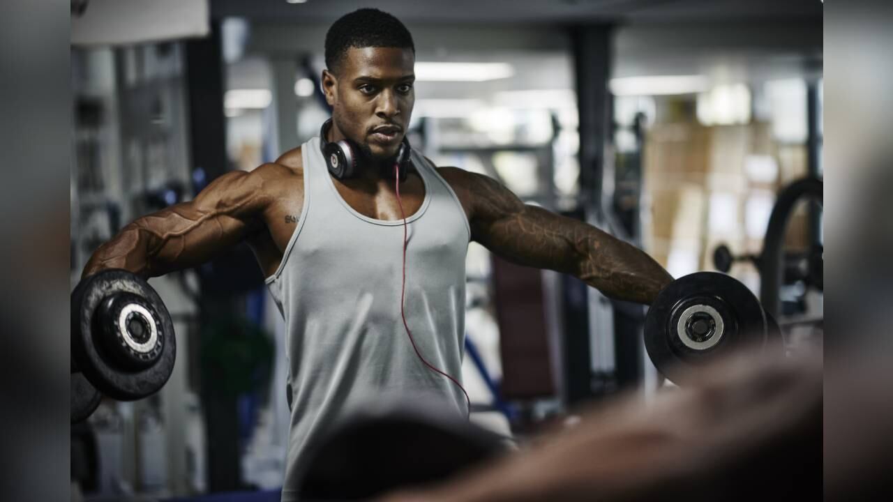 Expertos del portal Healthline recomiendan levantar pesas de 3 a 4 veces por semana. Foto: GettyImages.